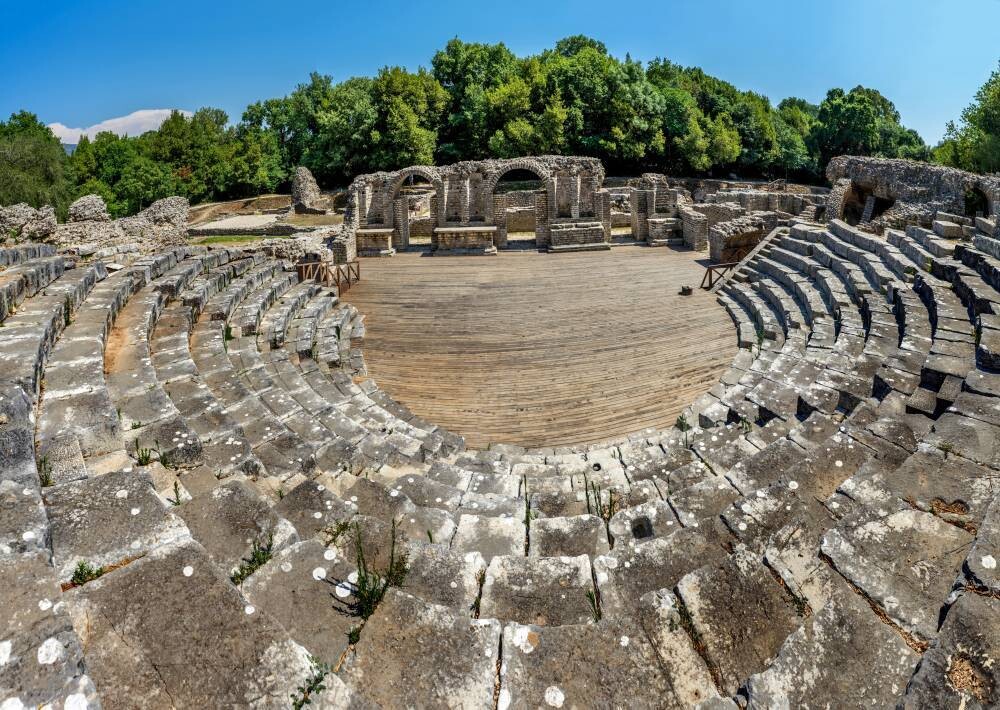 Исследуйте очарование Гирокастра